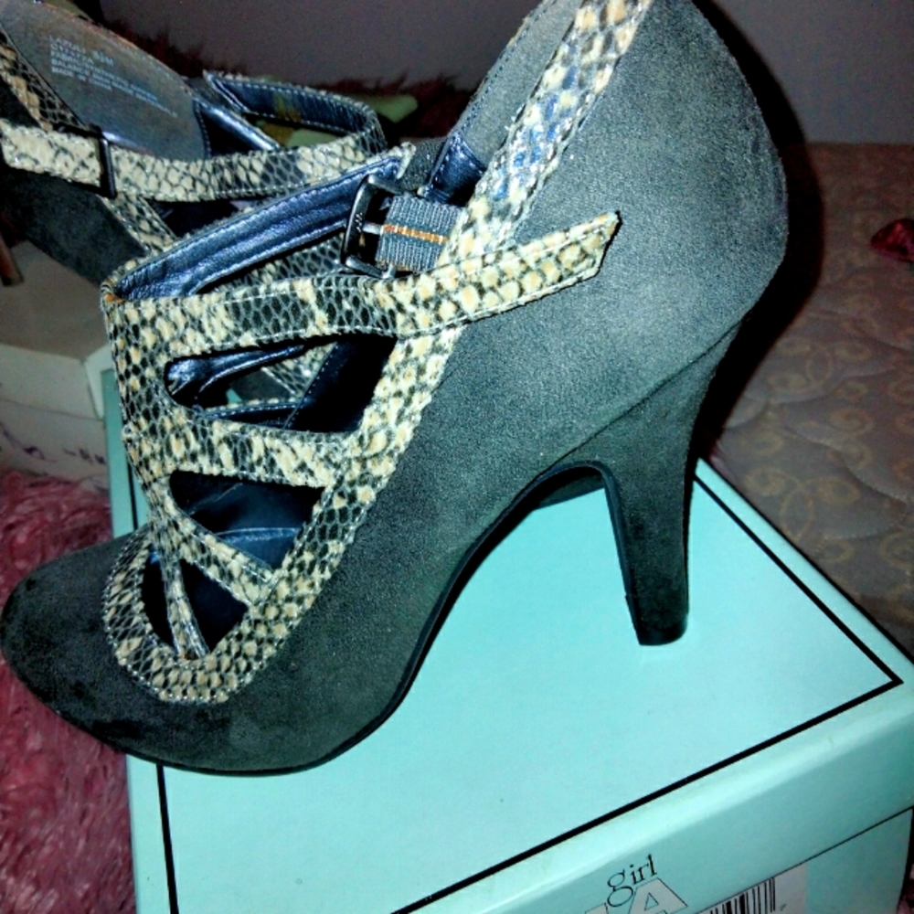 Charcoal Gray Pipped Faux Snake Skin Mary Jane Pumps